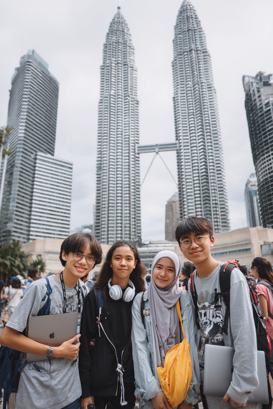 學生在雙子星塔前合影